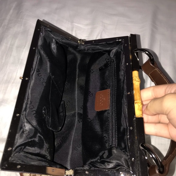 I’m selling a Gucci purse it’s kind of old . - Picture 2 of 8
